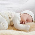 Silkkivillainen Ensisetti vauvalle sis&auml;lt&auml;&auml; paidan, puolipotkuhousut sek&auml; nauhoilla solmittavan myssyn. Ommeltu Suomessa - Ruskovilla.